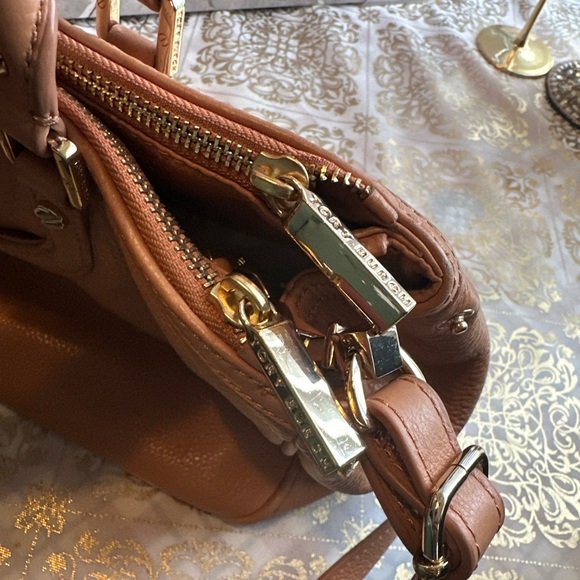 Tory Burch tan pebbled leather Amanda handbag - Picture 5 of 15